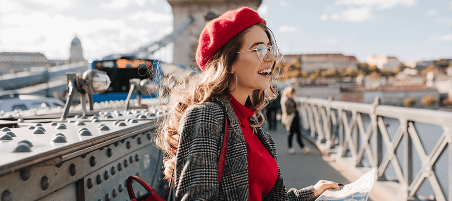 una mujer visitando europa